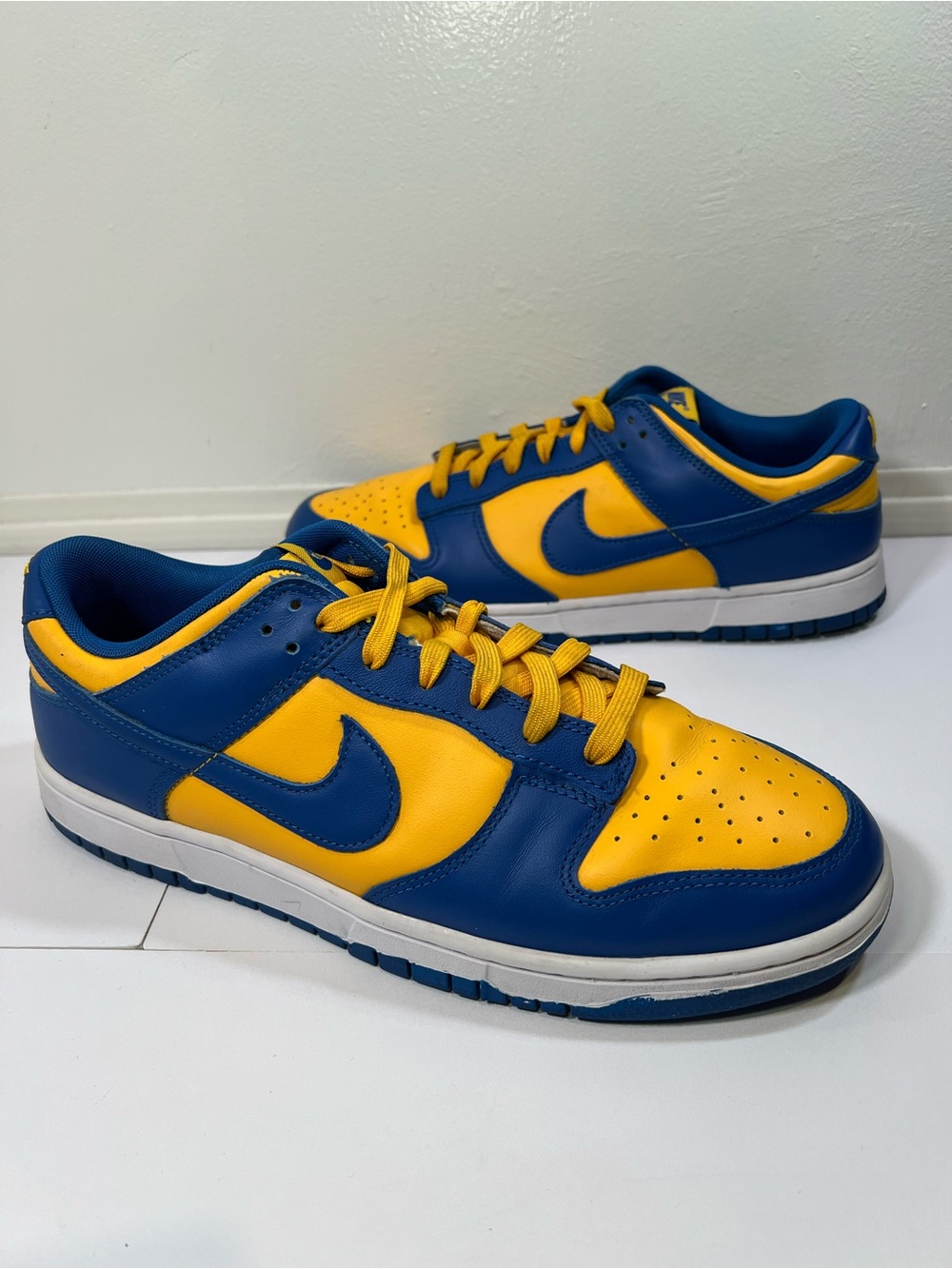 Nike Low-Top Sneakers in Blue & Yellow